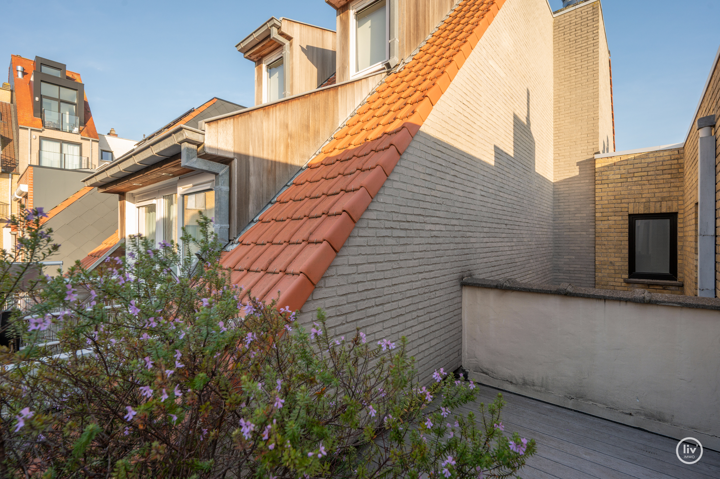 Voici la traduction en français :Appartement lumineux et également en penthouse, idéalement situé entre le Zoute et le centre commercial (possibilité d'acquérir une place de garage à proximité de l'ap 