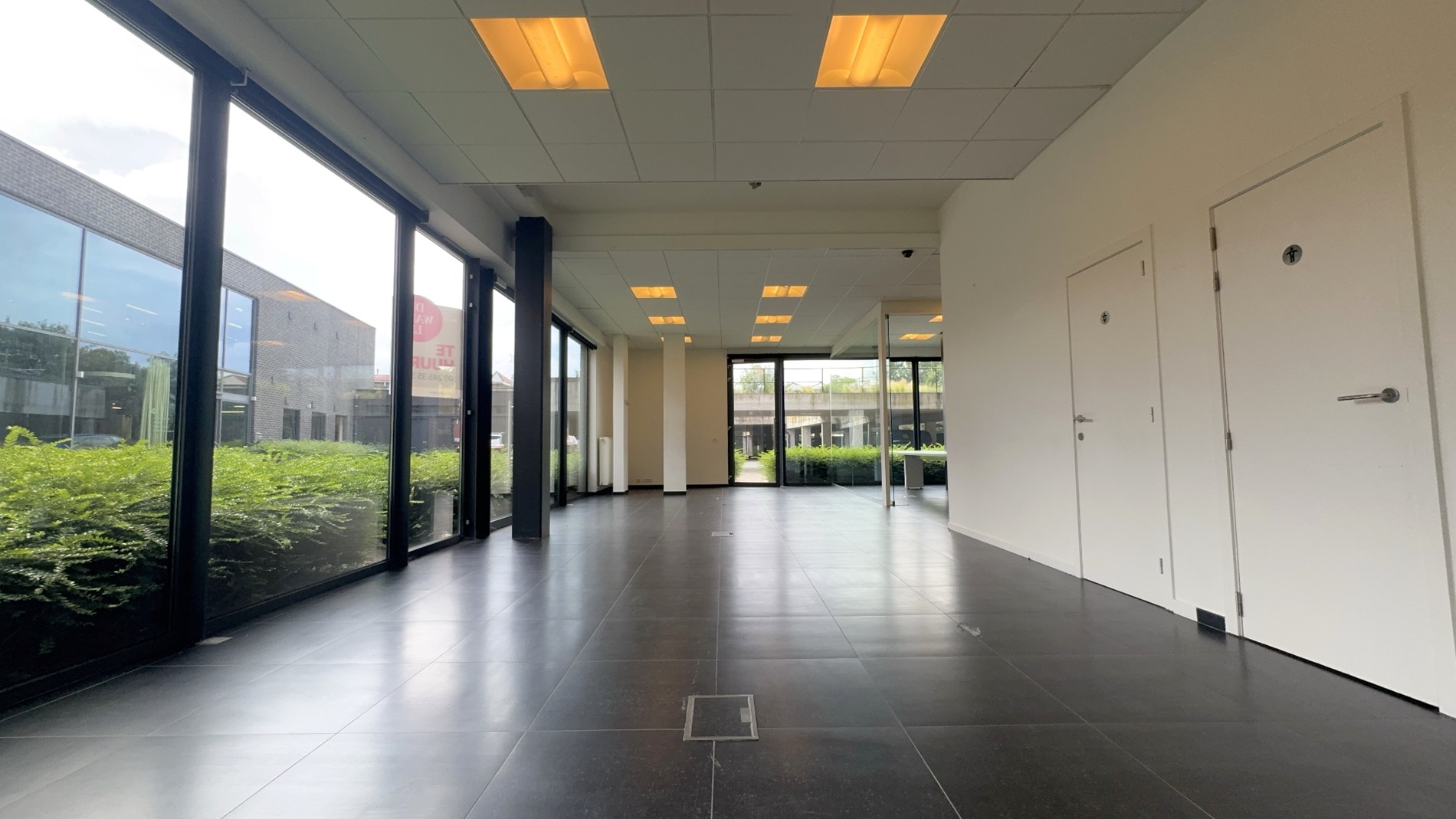 Instapklaar gelijkvloers kantoor te huur nabij station Gent-Dampoort