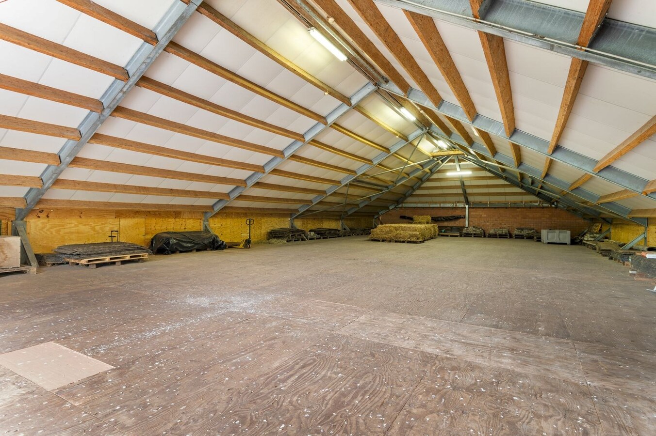 Exclusief eigendom met twee volwaardige, zelfstandige villa-woningen, een conciërgeverblijf en luxueuze paardenfaciliteiten op ruim 2 ha te Brasschaat 