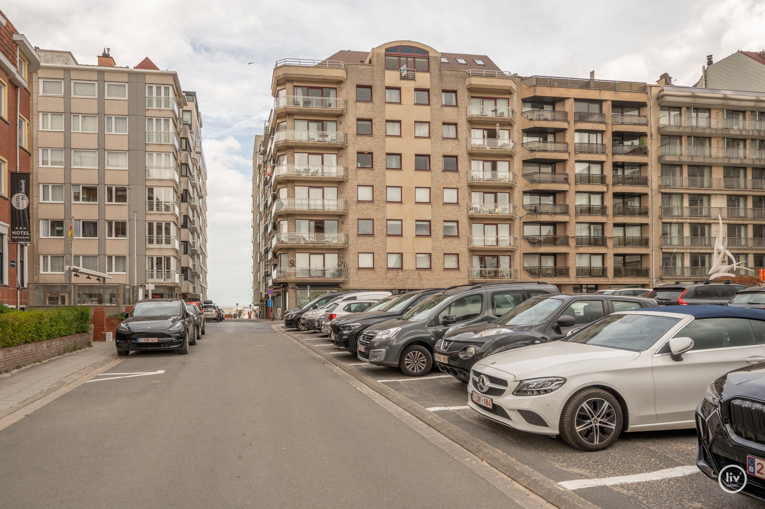 Magnifique appartement en duplex avec une largeur exceptionnelle de façade de 18 mètres et une terrasse généreuse orientée au sud offrant une vue dégagée sur l'arrière-pays de Knokke, à seulement 100 
