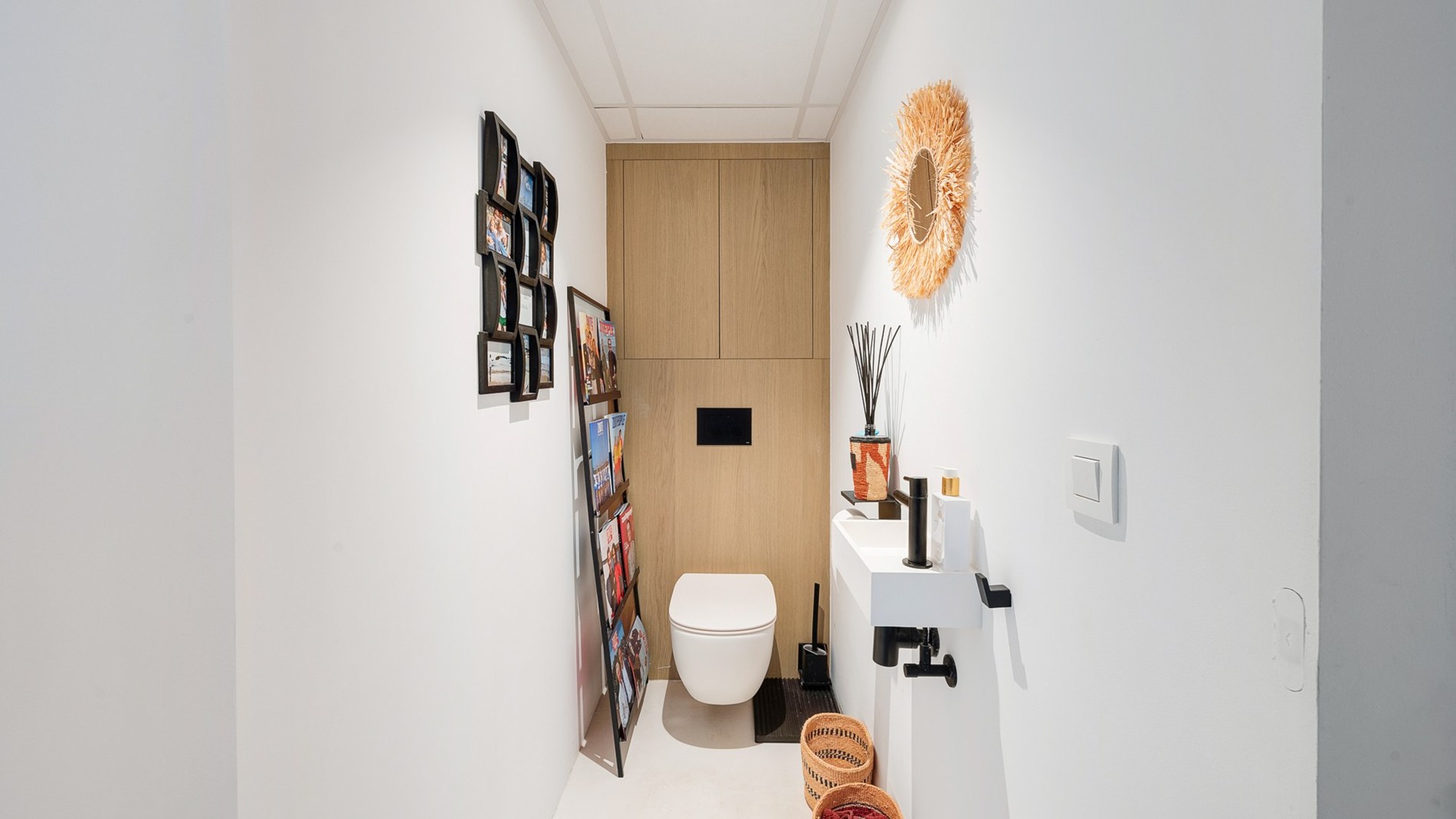 Magnifiek gerenoveerd duplexappartement met 3 SLAAPKAMERS VOOR DUBBEL BED en 3 badkamers. Ruim TERRAS vooraan en achteraan. Ideaal gelegen, rustig maar toch nabij Zeedijk en Lippenslaan. 