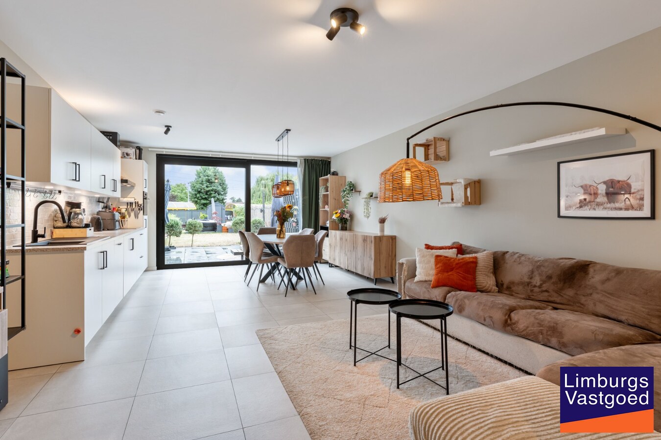 Gelijkvloers appartement (95m²), 2 slpk, ruim terras/tuin, autostaanplaats + kelderberging 