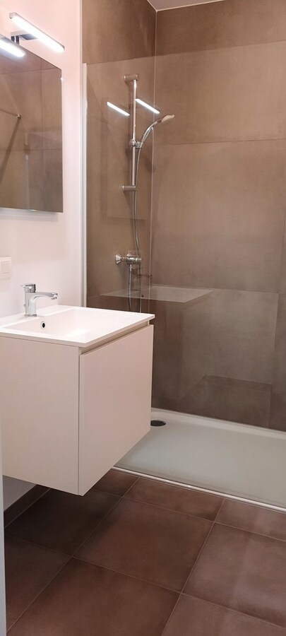 Een prachtig nieuwbouw gelijkvloers appartement met 2 slaapkamers, terras en inpandige autostandplaats. 