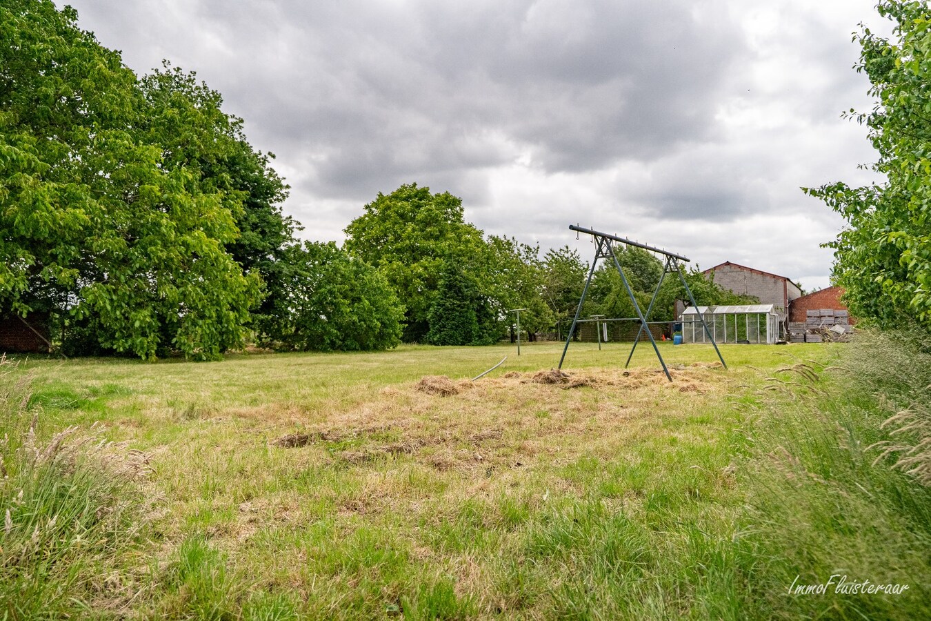 Landelijk gelegen bedrijfswoning met diverse bijgebouwen op ca. 3,5 ha te Bekkevoort (Vlaams-Brabant) 