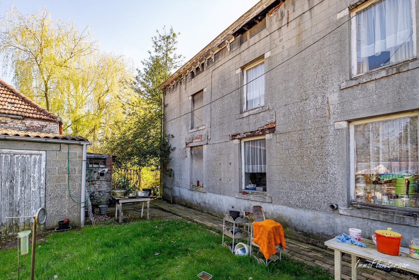 Te renoveren vierkantshoeve op een ruim perceel van ca. 2,6ha te Kortenaken 