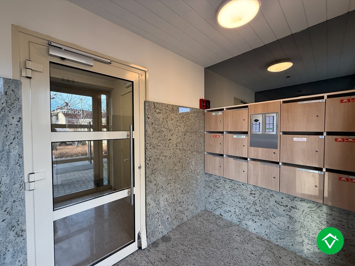 Instapklaar dakappartement met 4 slaapkamers, 2 terrassen en autostaanplaats te Roeselare (160m²) 