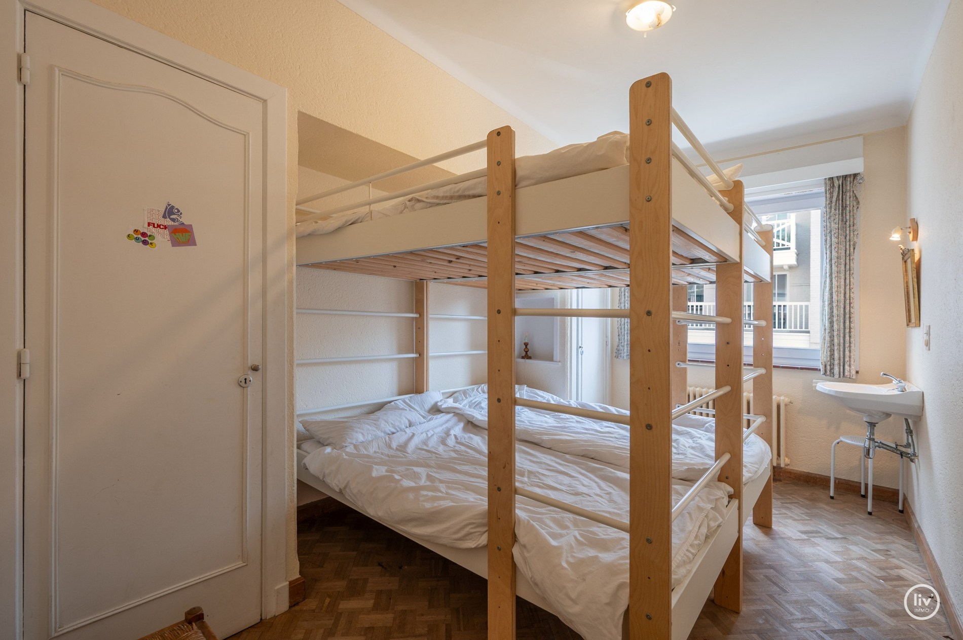 Zonnig HOEKappartement gelegen op de Van bunnenlaan met zicht op de Heilighart kerk te Knokke. 