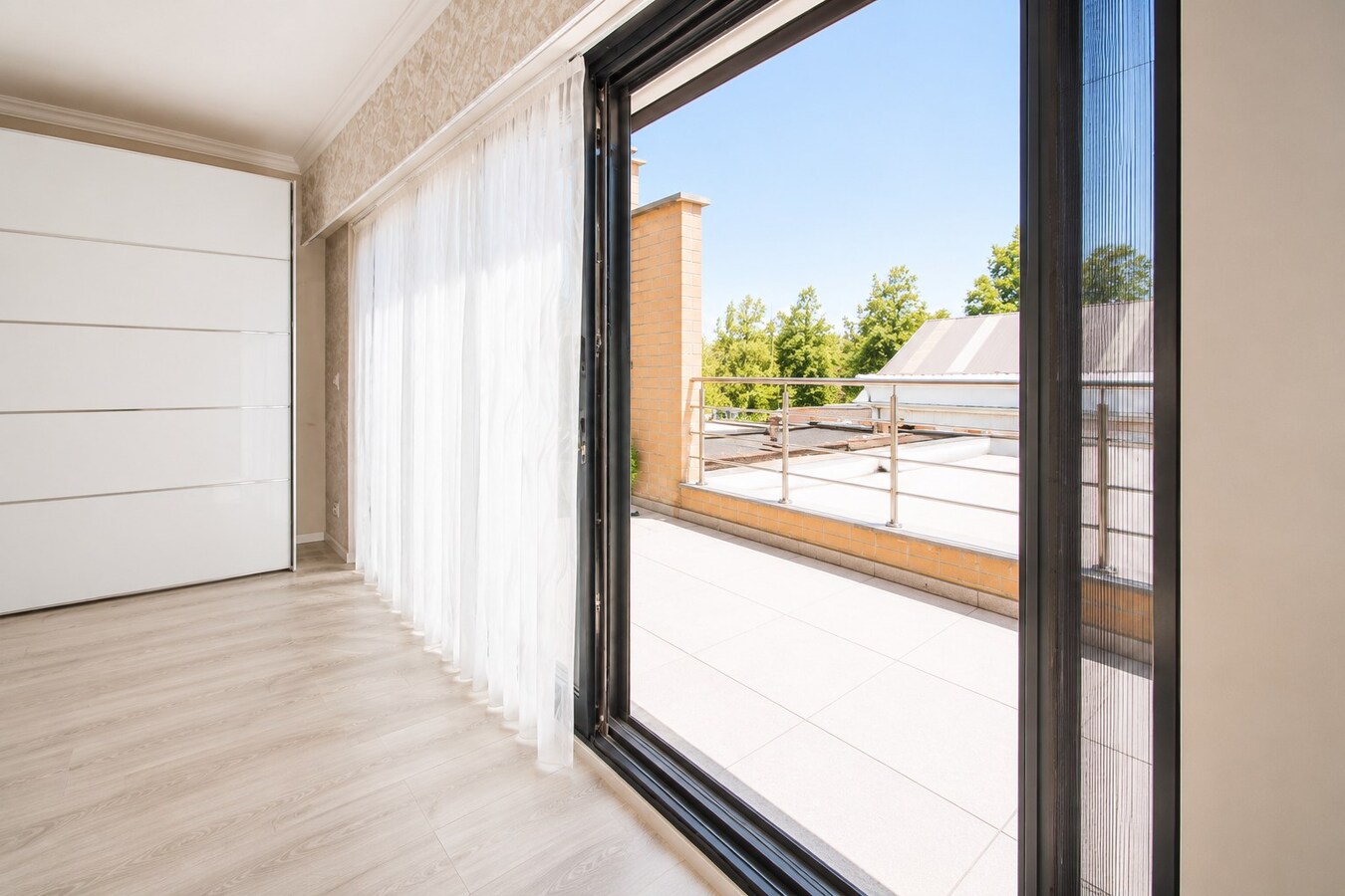 Uitzonderlijk ruime en centraal gelegen stadswoning met EPC-label B, 6 slaapkamers, tuin en terras in Sint-Niklaas! 