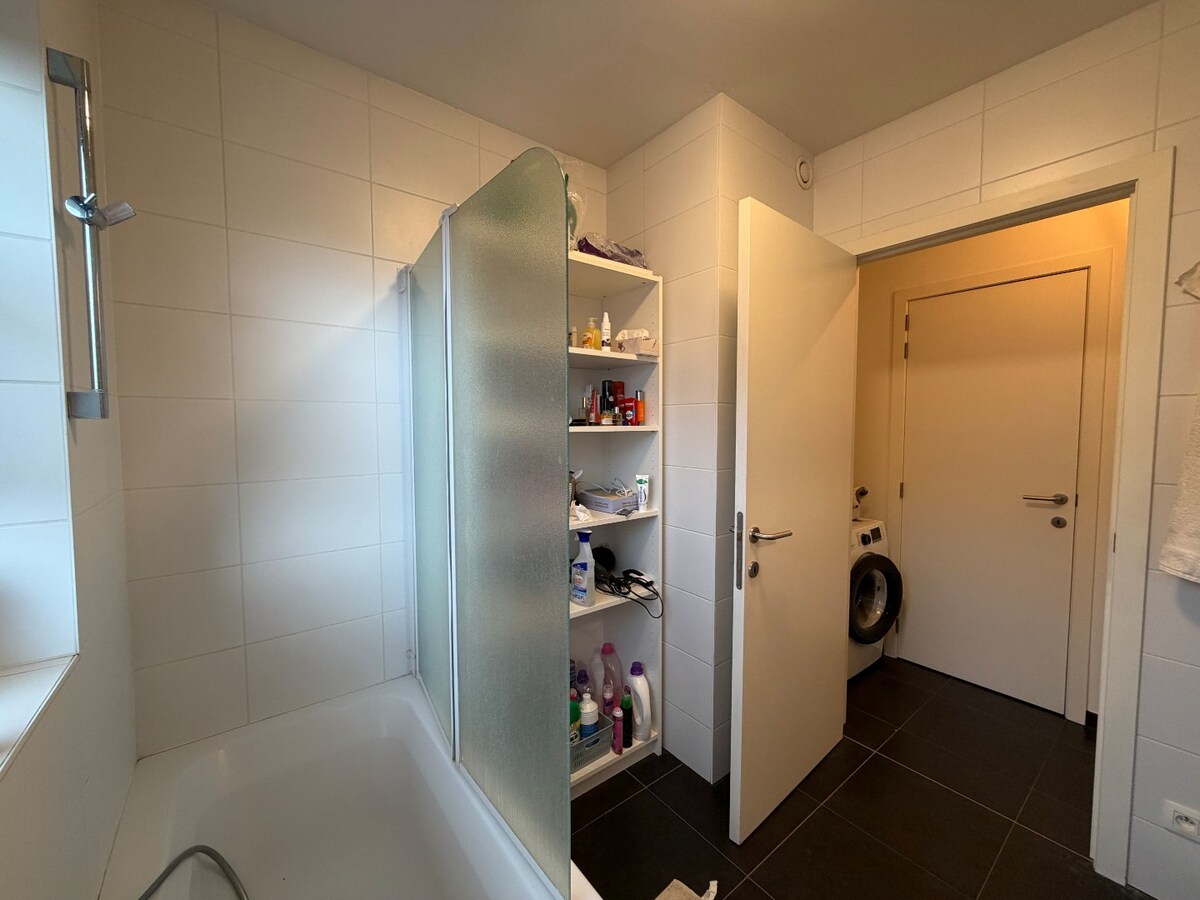2 slpk-appartement nabij allerhande voorzieningen. 