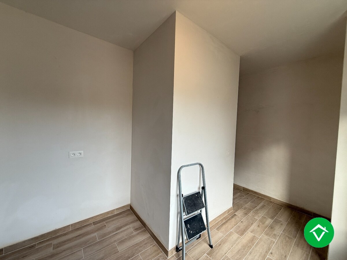 Gerenoveerde woning twee slaapkamers en koer in centrum Roeselare 