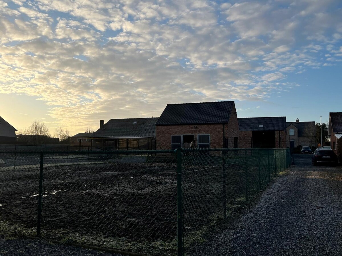 PRACHTIG GERENOVEERDE WONING MET 3 SLAAPKAMERS, 2 BADKAMERS, INPANDIGE GARAGE EN PAARDENSTALLINGEN MET ENERGIEZUINIG EPC TE WIJER (NIEUWERKERKEN) 