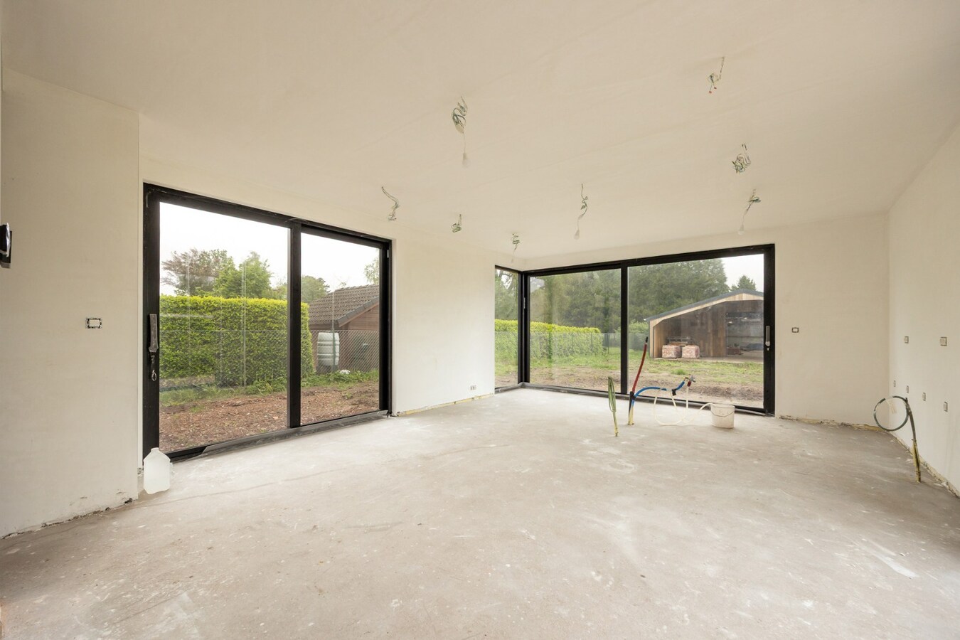 Vernieuwbouwwoning met ruim nieuwbouwmagazijn van 155 m² 