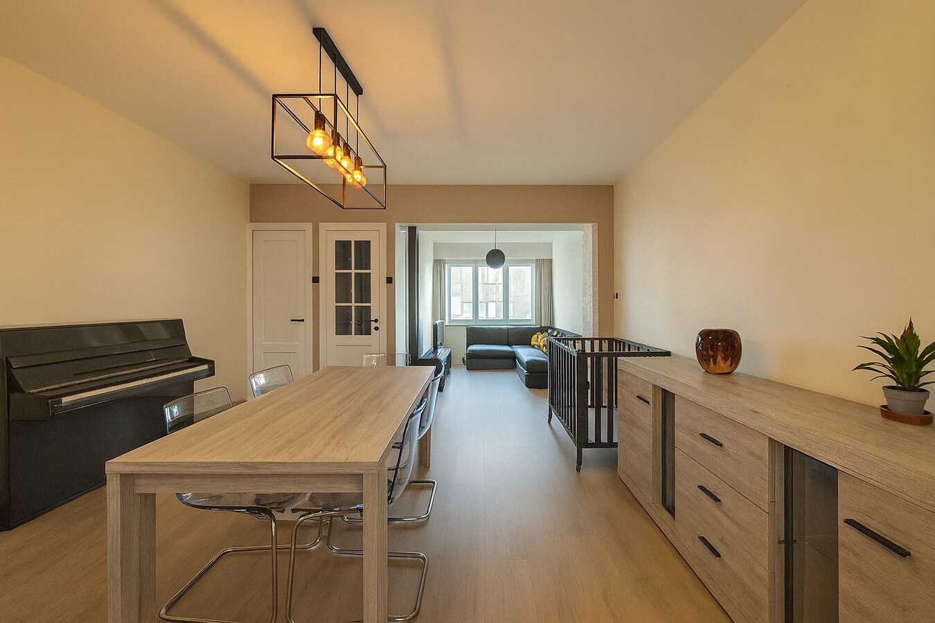 Instapklare, ruime moderne woning met 4 slaapkamers en uitgestrekte tuin te koop in hartje Temse! 