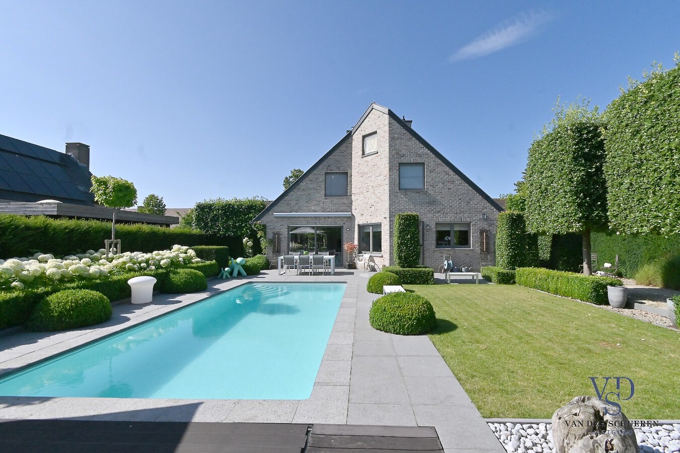 Tijdloze villa met zwembad in residentiële wijk 