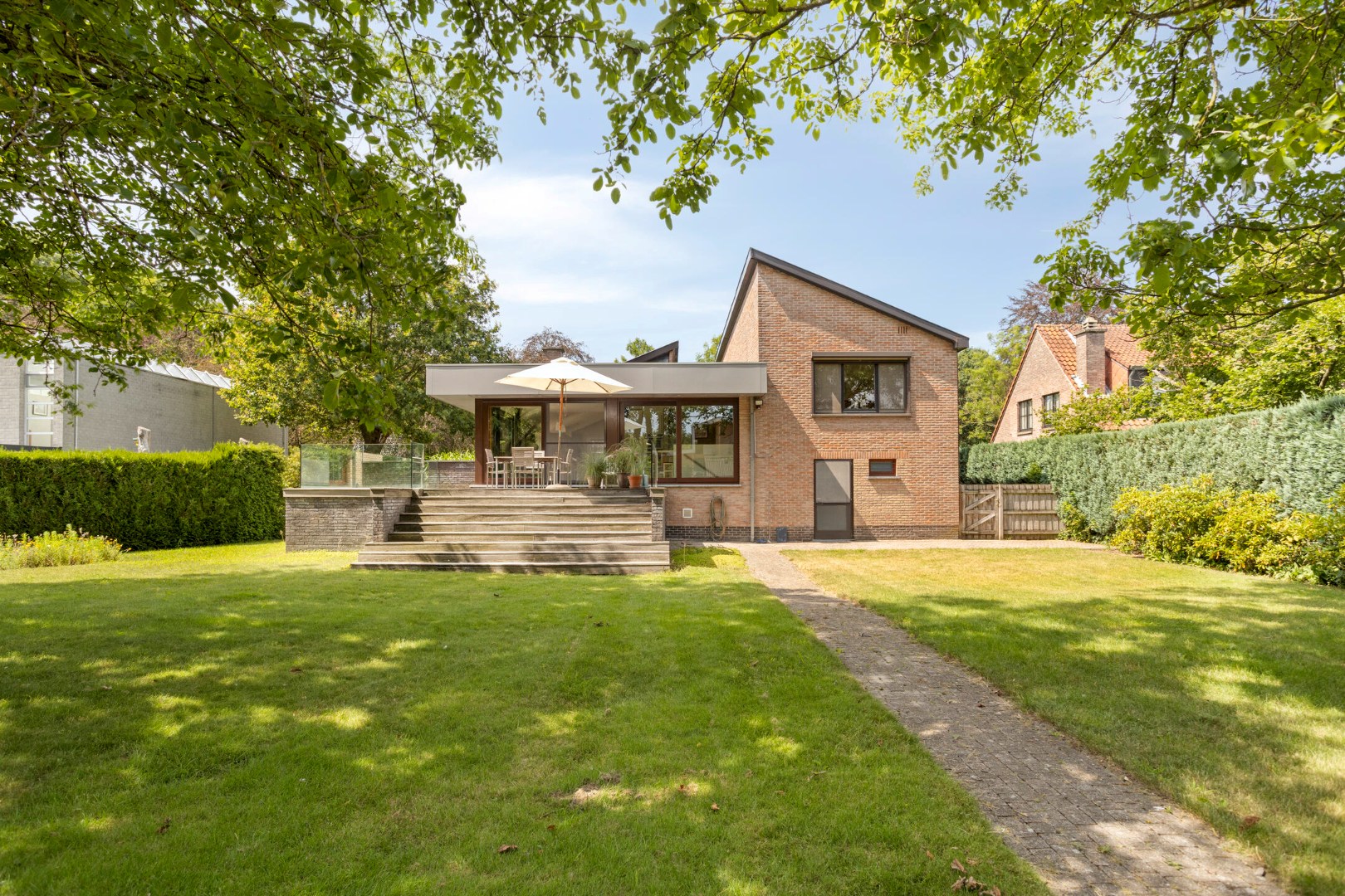 Ruime split-level gezinswoning op een prachtig perceel van 1.238 m² in de gegeerde wijk Elshout te Schoten 