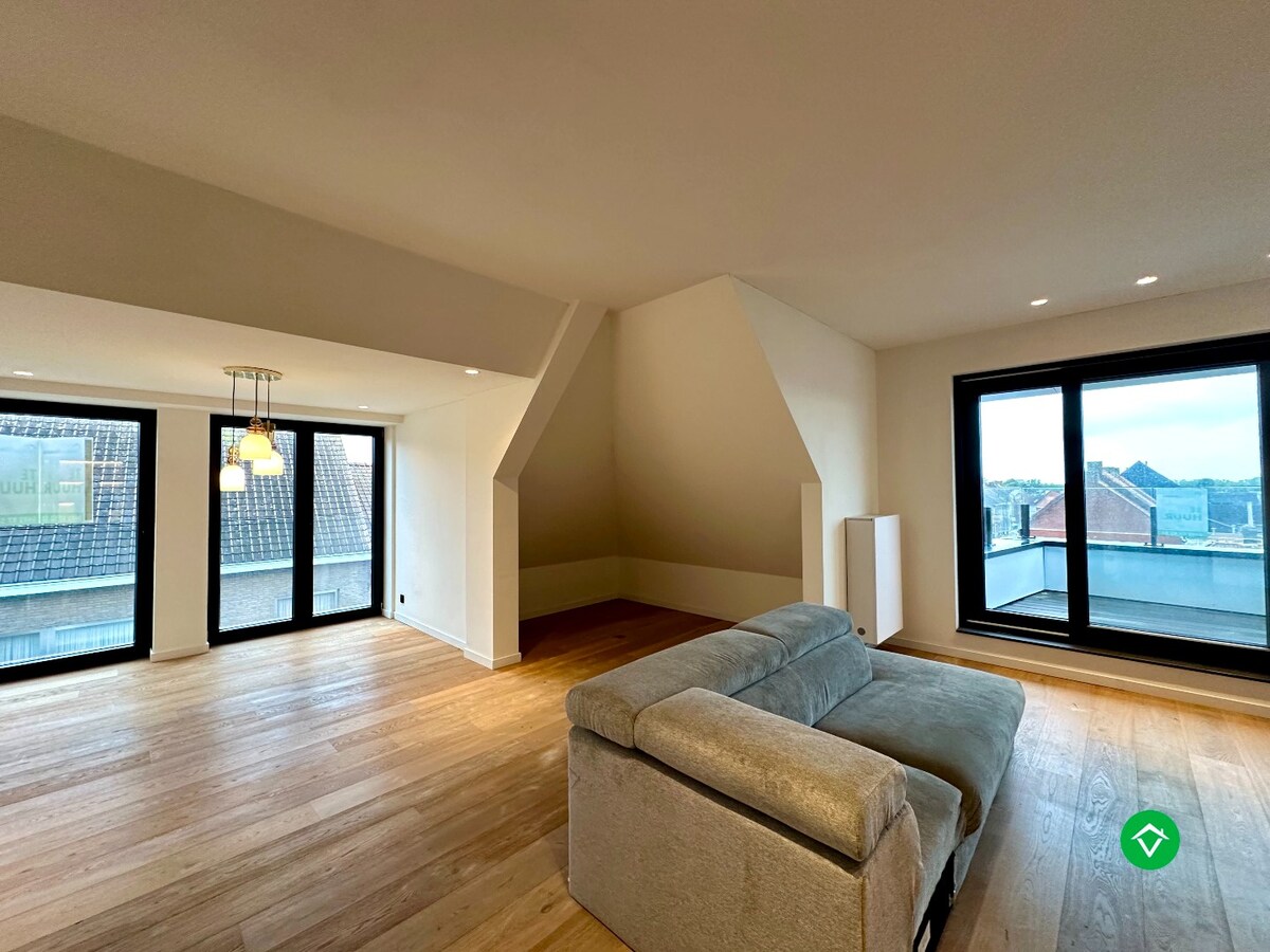 Penthouse met drie slaapkamers en garage in het centrum Koekelare 