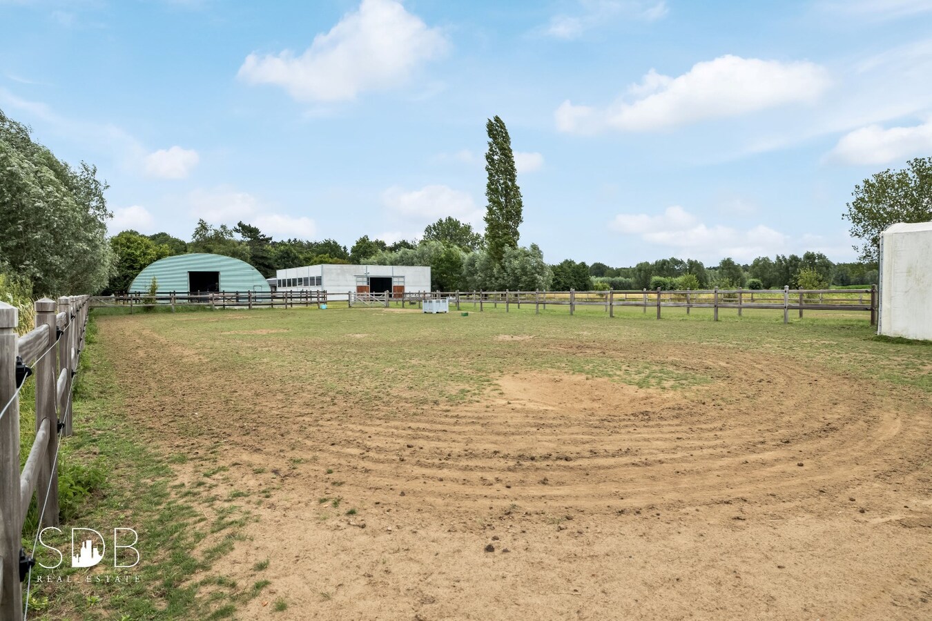 Hedendaagse woning met paardenfaciliteiten op circa 1,5ha 