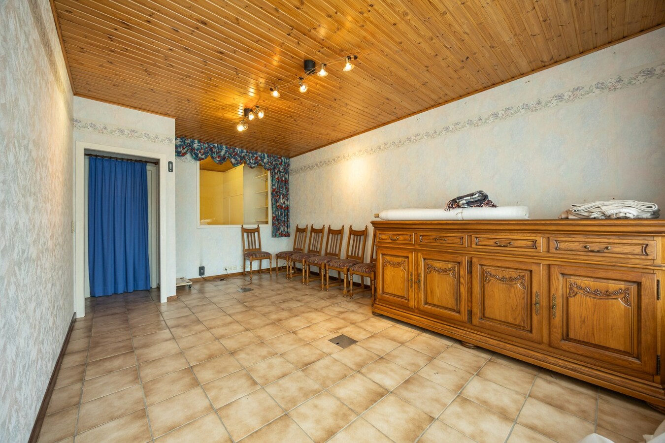 Ruime woning met praktijkmogelijkheden in het hart van Zoersel 