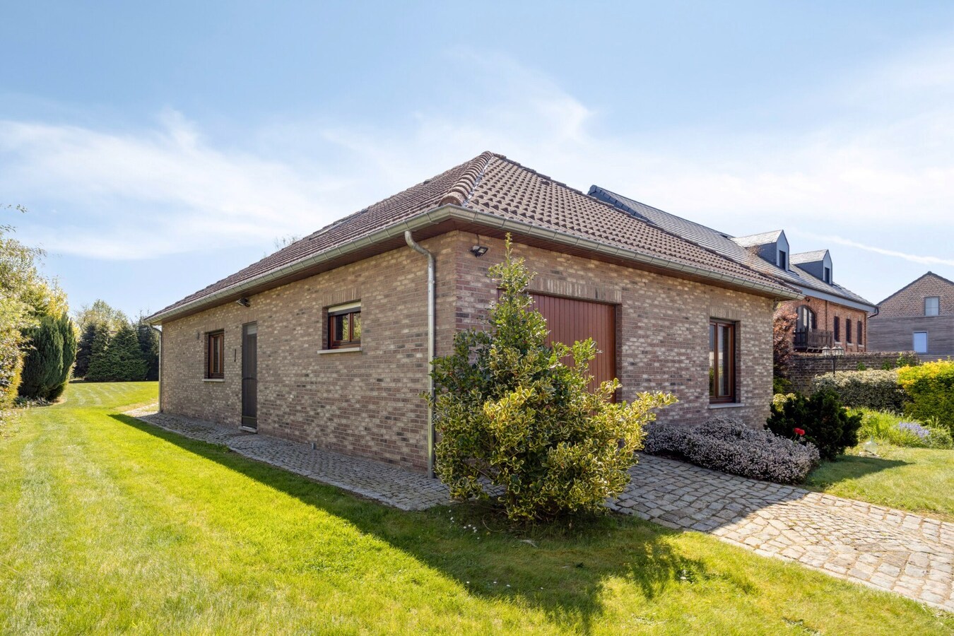 Instapklare bungalow met zuidtuin, garage en rust in Outgaarden 