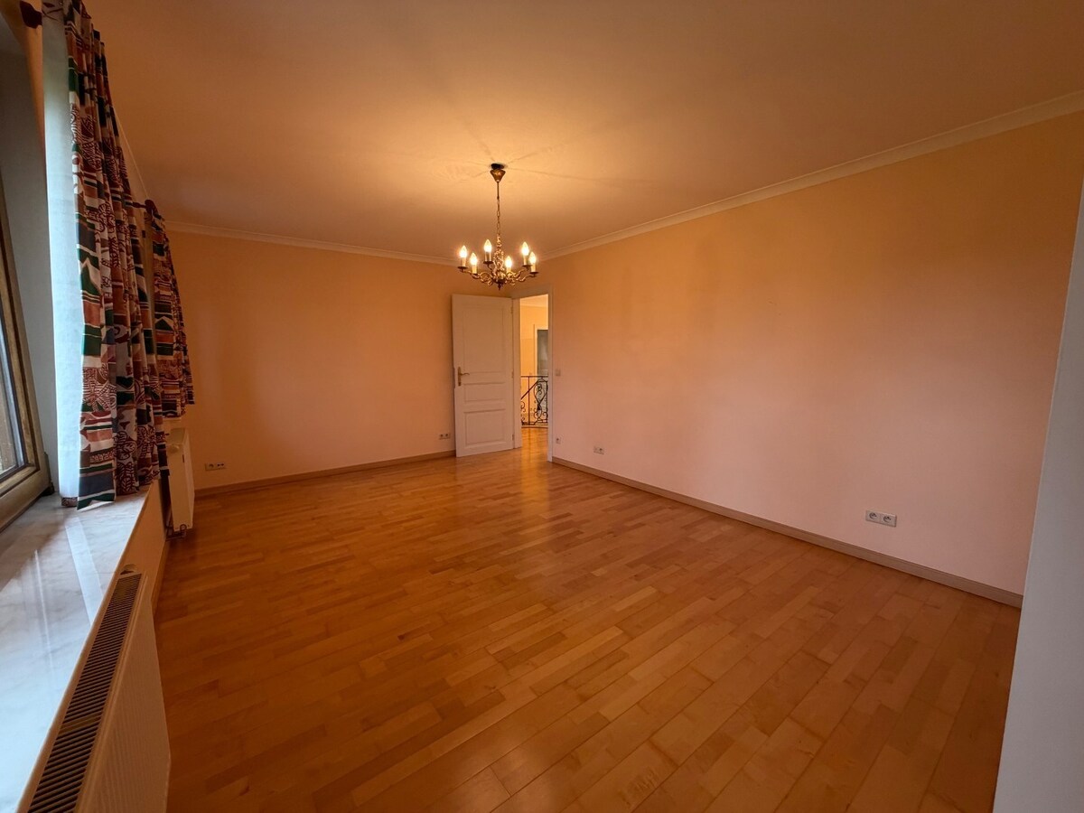 Ruime en rustig gelegen villa te Dikkelvenne. 