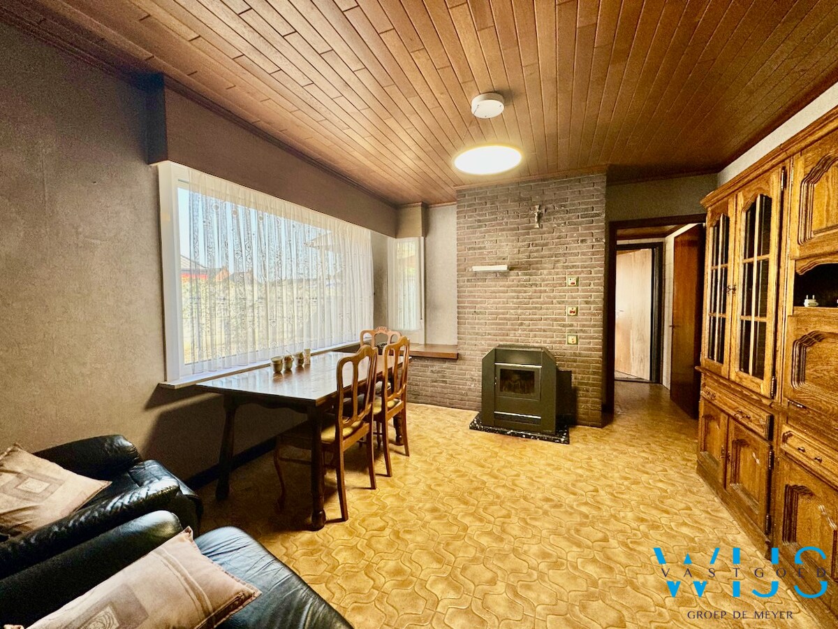 Op te frissen woning met tuin &amp; 2 garages te Rieme ! 