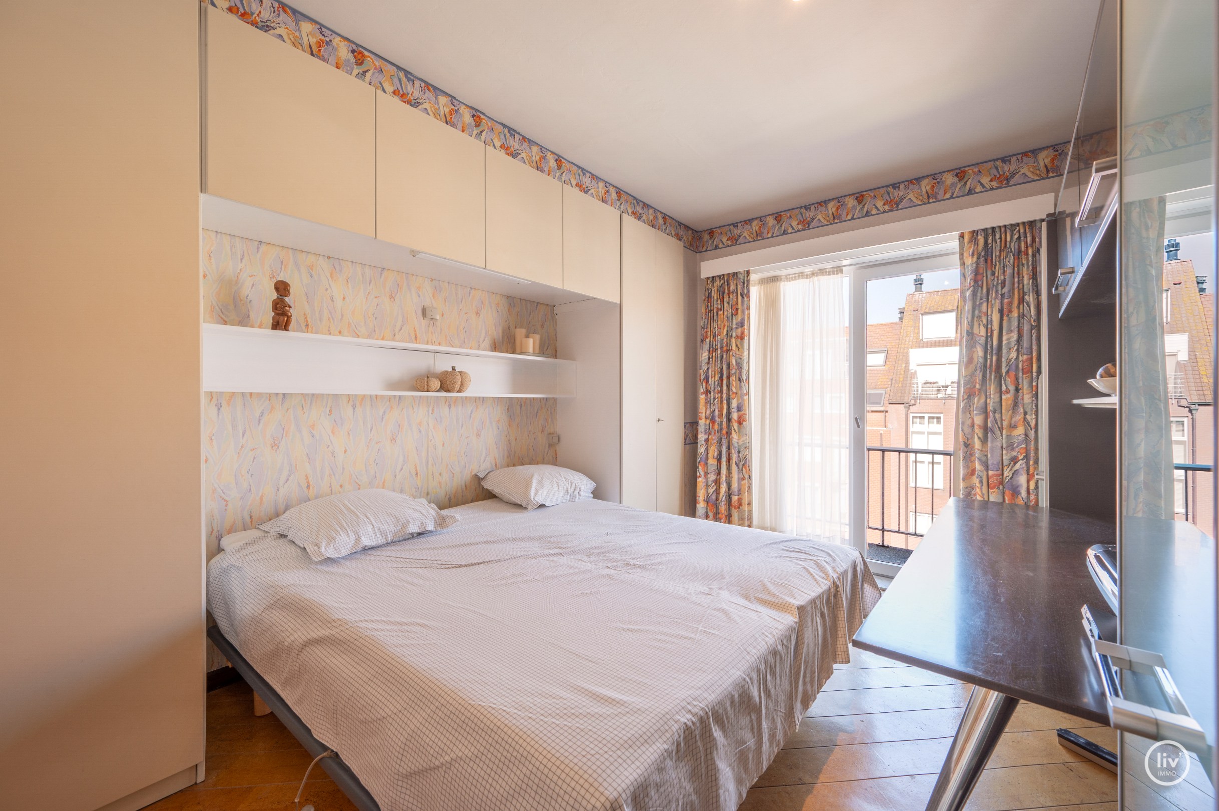 Meublé: Penthouse lumineux et récemment rénové avec une grande terrasse orientée au sud de 19m2, à distance de marche de la plage et des commerces. 