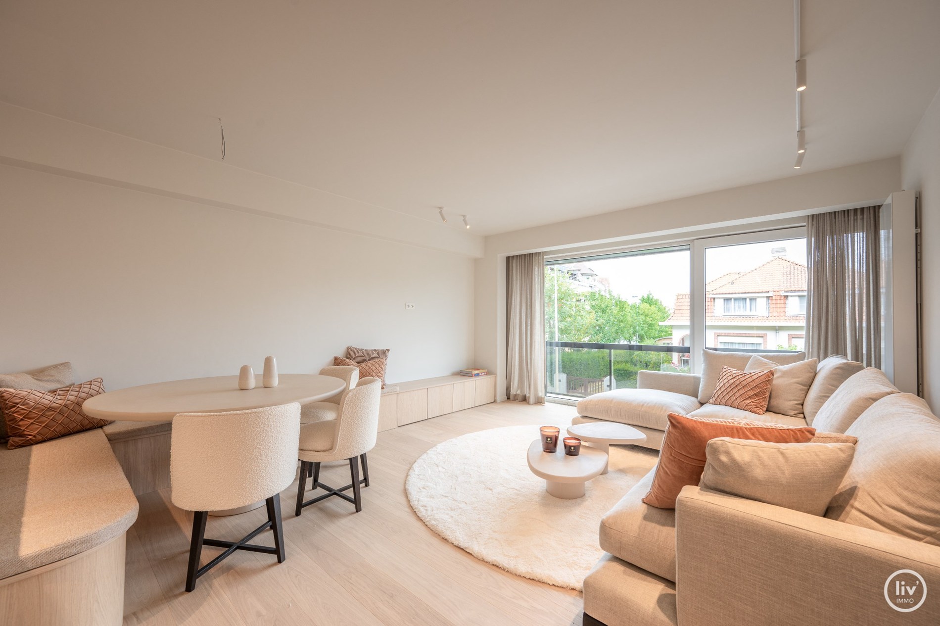 Lichtrijk, gerenoveerd 3-slaapkamer appartement met open zicht, gelegen in de Piers de Raveschootlaan. Mogelijkheid tot aankoop van een INPANDIGE autostaanplaats. 