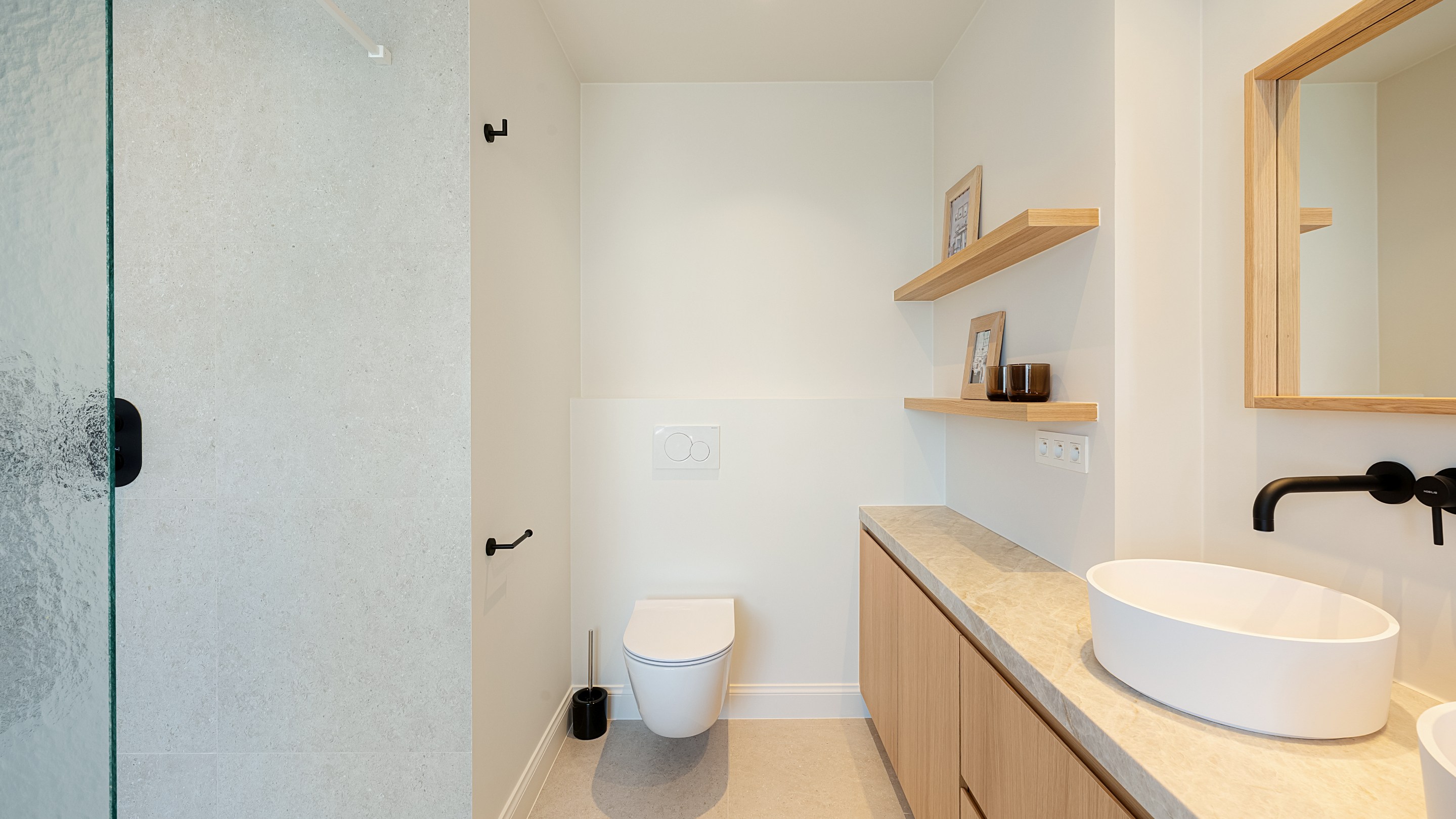 Op een uitmuntende locatie in Duinbergen, op wandelafstand van het strand en de duinen, bevindt zich deze prachtig en hoogwaardig gerenoveerde koppelvilla. 