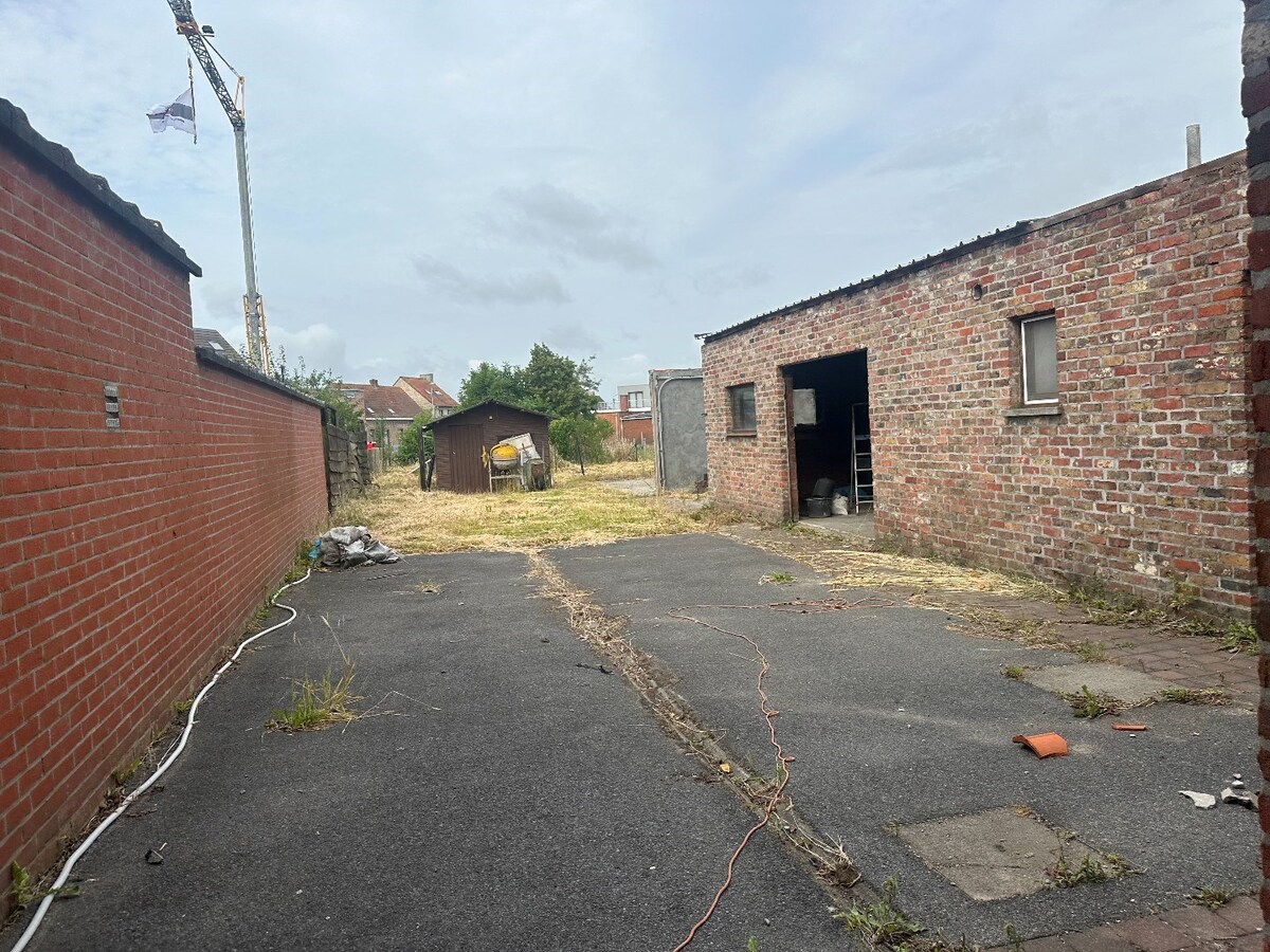 Te renoveren woning op een ruim perceel van 834 m² 