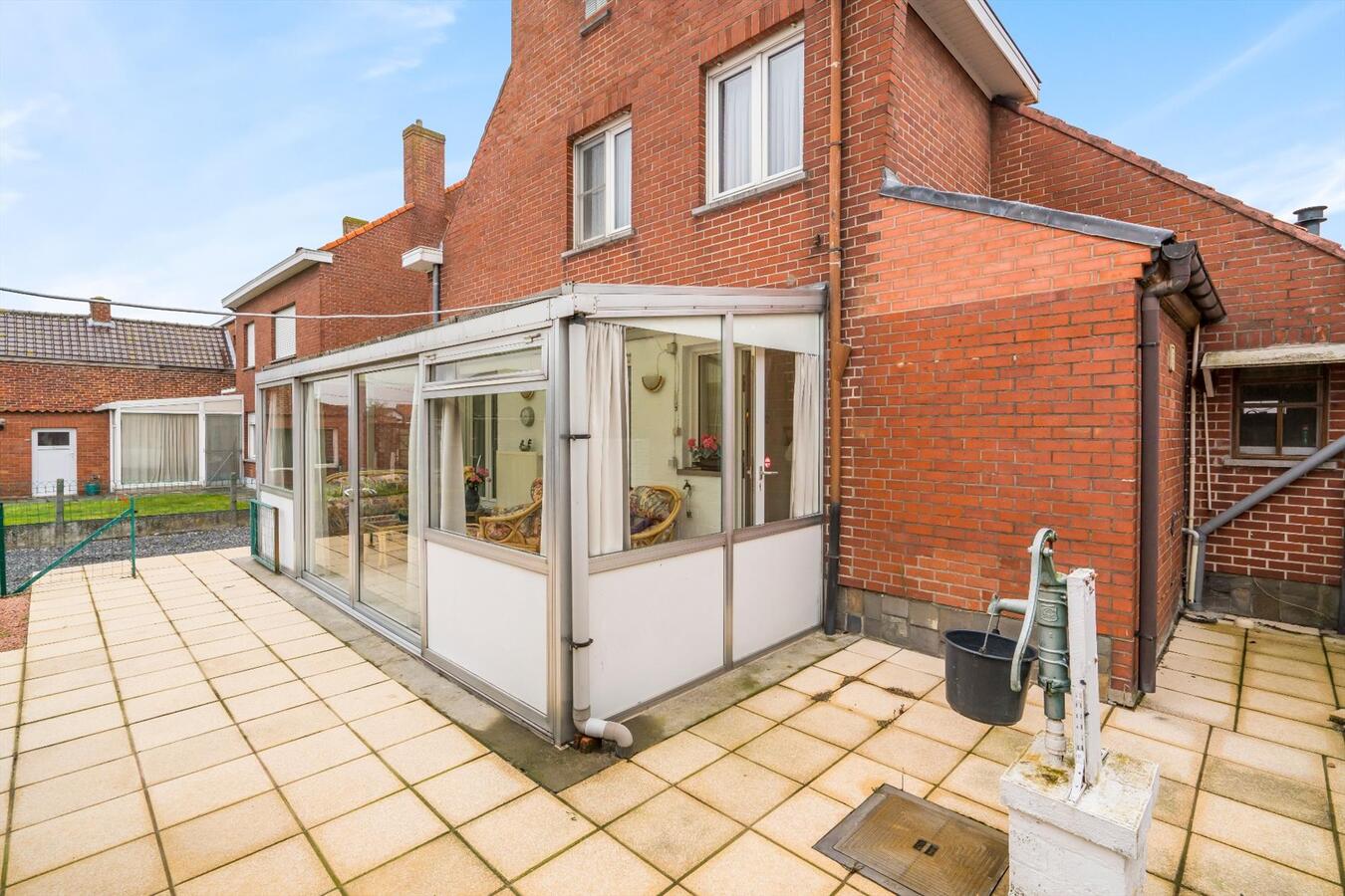 Uitstekend onderhouden halfopen woning met grote tuin 