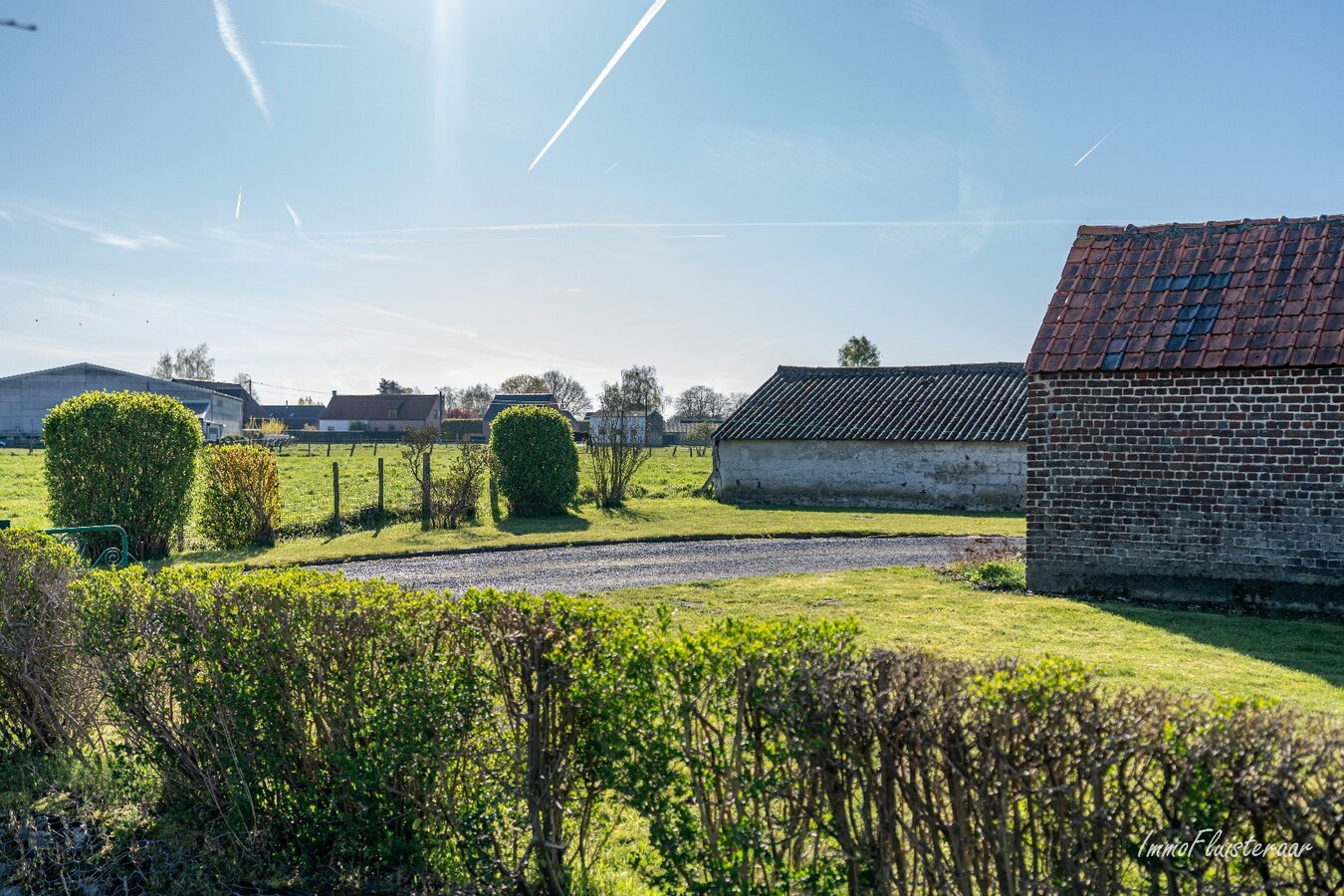Renovated farmhouse with stables and pasture on approximately 1.7 hectares in Nazareth. 