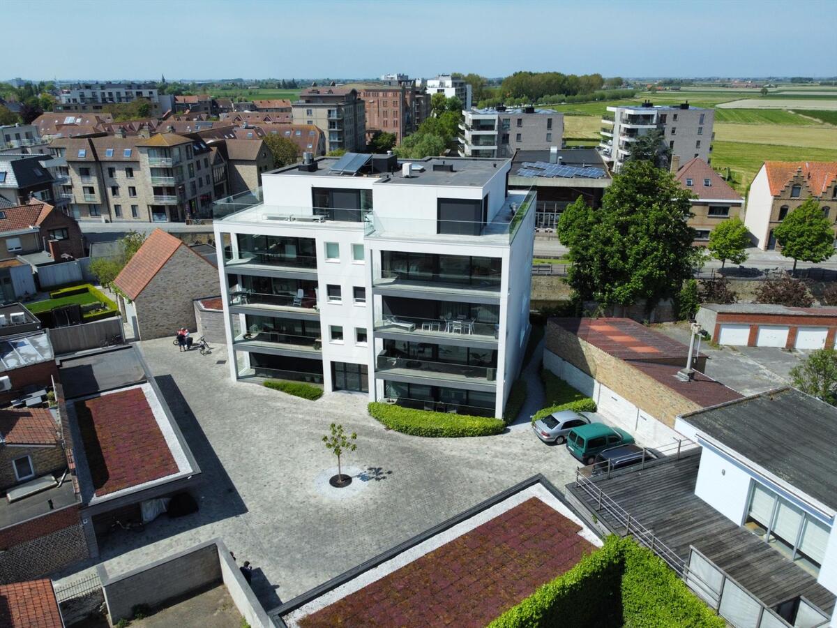 Ruim uniek  gelegen bemeubeld appartement met 2 slaapkamers en garage te Diksmuide 