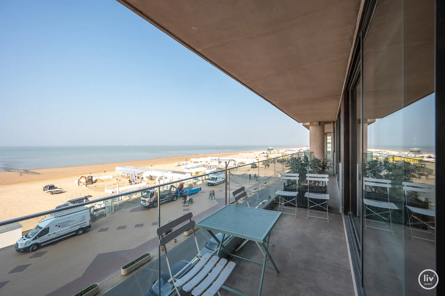 Ruim 2-kamer appartement genietend van een frontaal zeezicht,  zeer centraal gelegen nabij het  Bunnenplein.