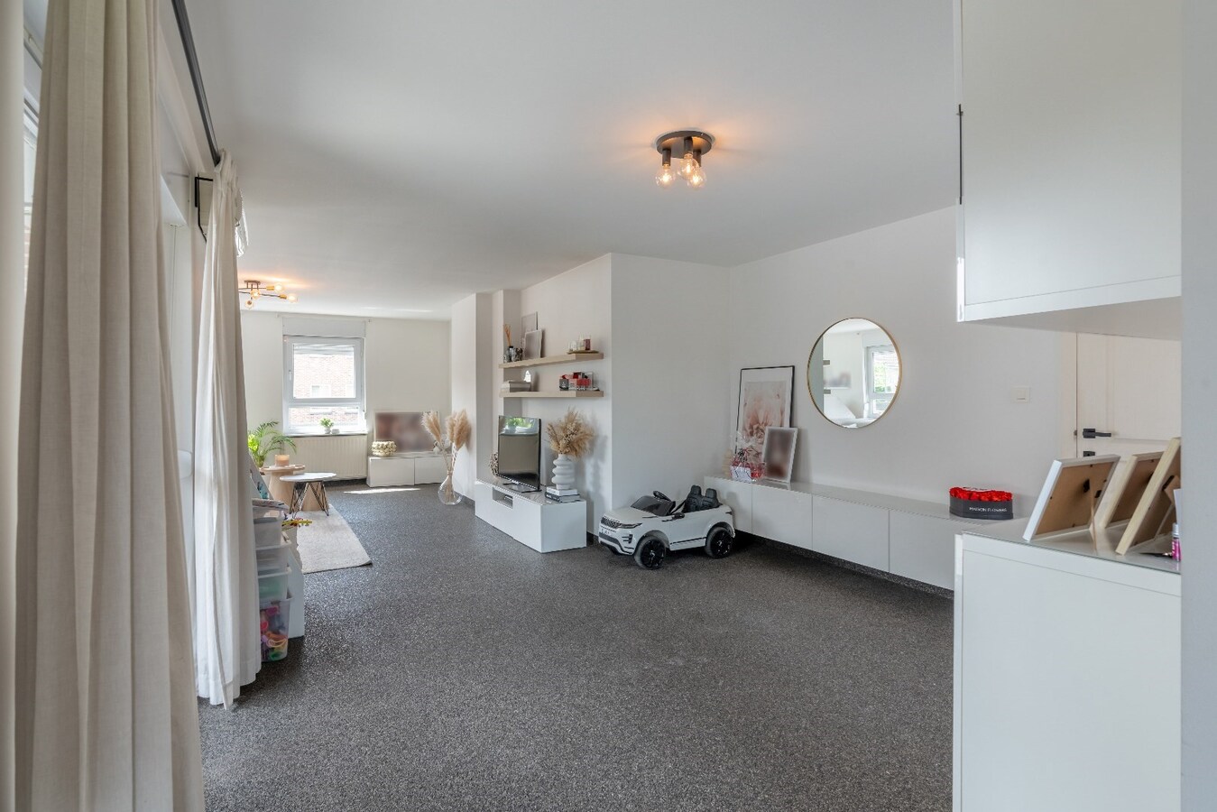 Ruime woning in Dorne(Maaseik) met 4 slaapkamers, gelegen op een uitzonderlijk ruim perceel. 