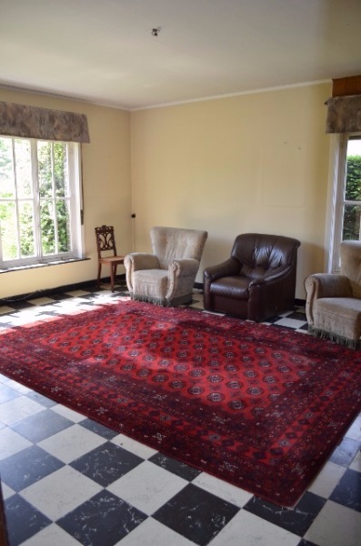 Te strippen / nieuw te bouwen woning en bijgebouwen op 906m² commercieel gelegen te Eeklo 