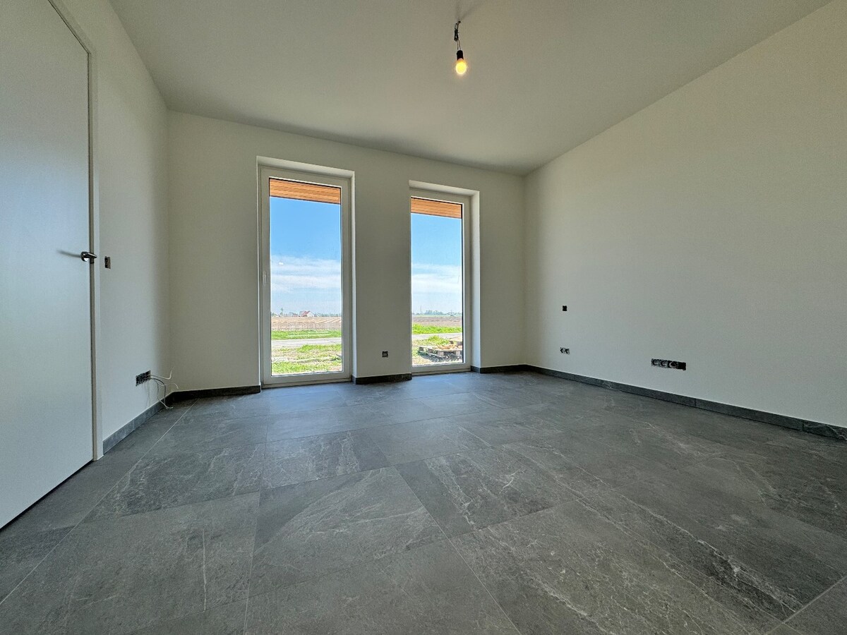 Instapklare nieuwbouwwoning met 4 slaapkamers en bureau te Kortemark 