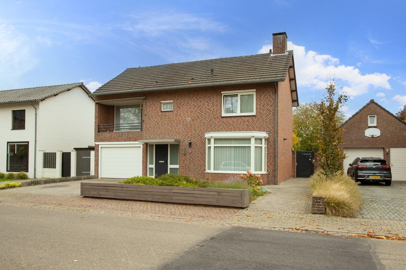 Vrijstaande, goed onderhouden woning met inpandige garage en multifunctionele ruimte, gelegen op een perceel van 312 m2. 