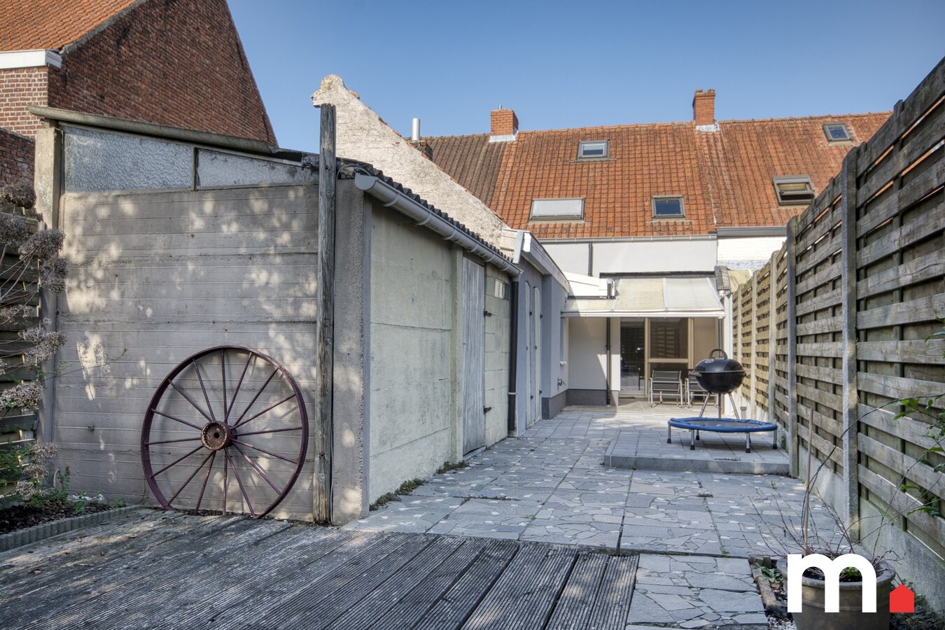 Instapklare woning te Ingelmunster met garage en uitweg achteraan! 
