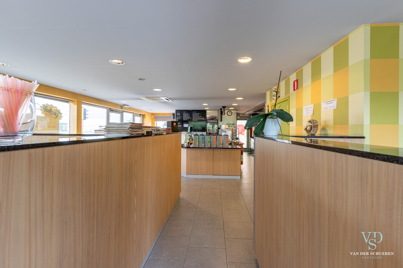 Handelspand mét woongelegenheid op commerciële locatie 