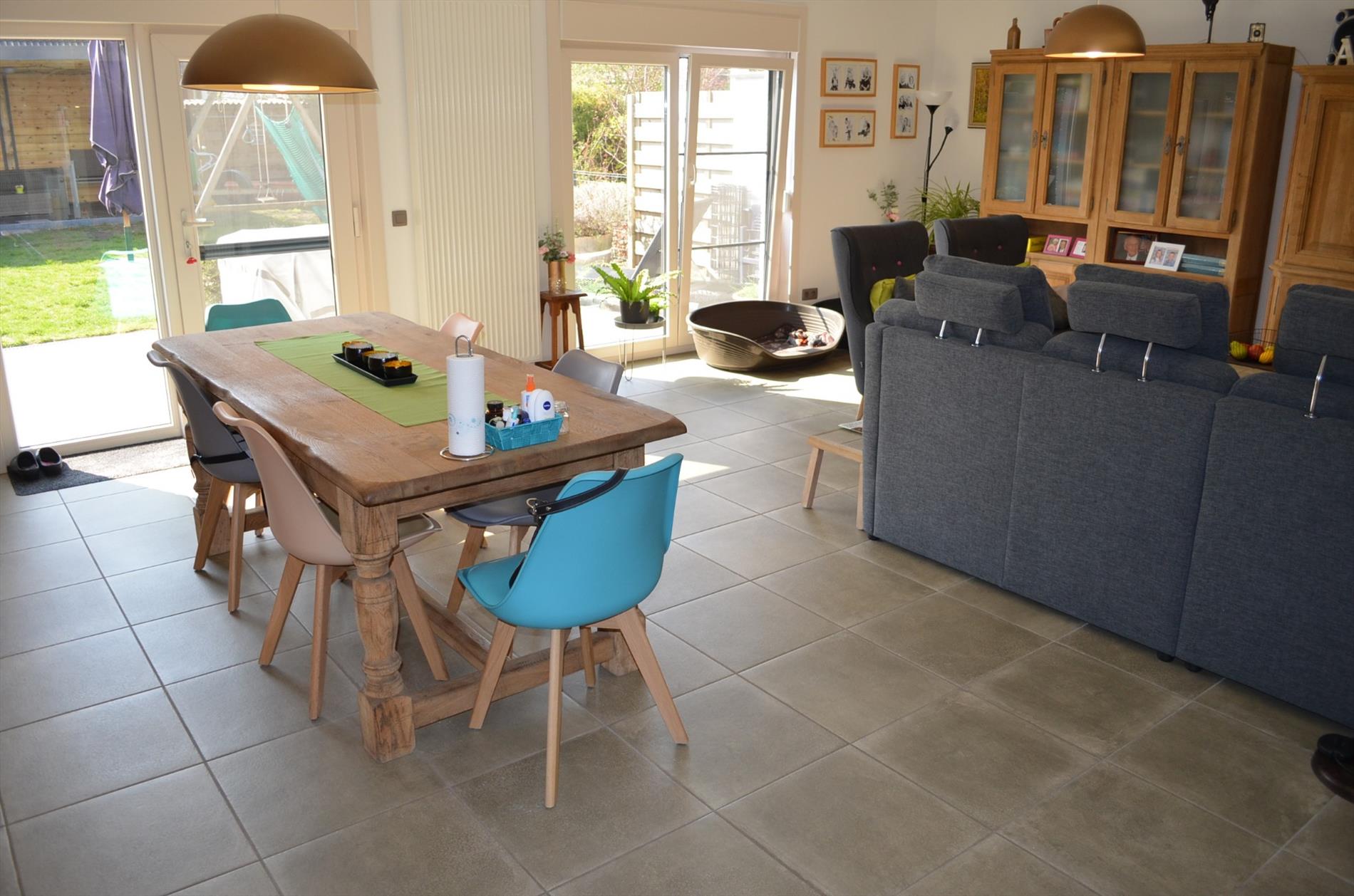 Gerenoveerde gezinswoning met  3 slpks, garage en tuin goed gelegen te Evergem 