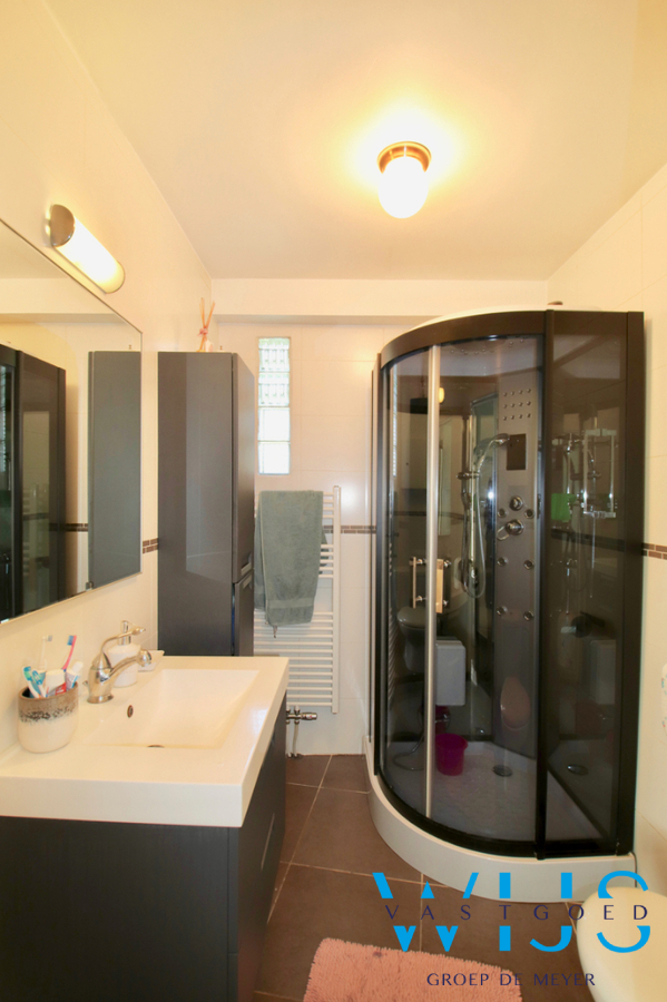 Tof woonhuis op een ideale locatie in OOSTEEKLO ! 