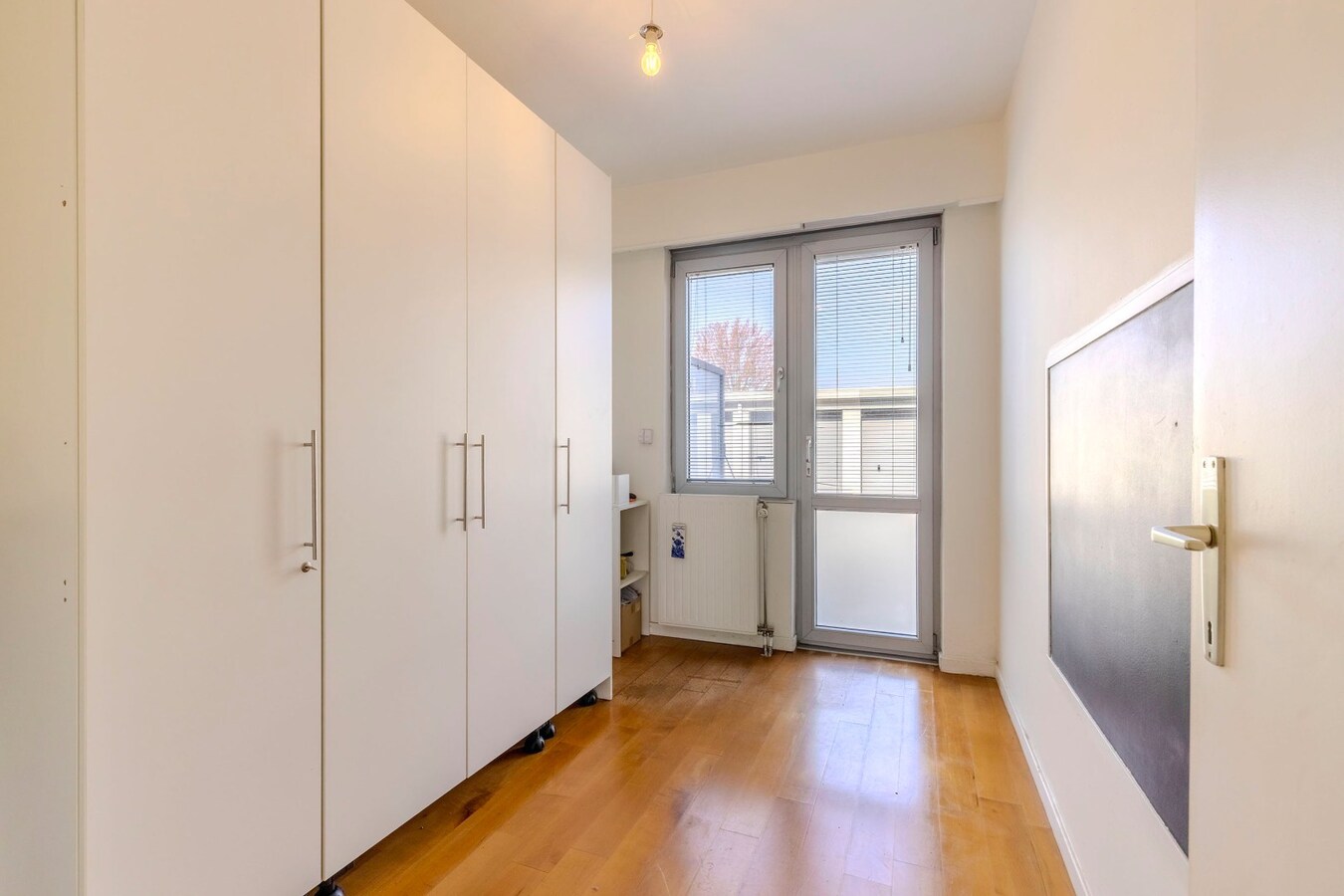 Instapklaar gelijkvloers met 2 slpks en garagebox 