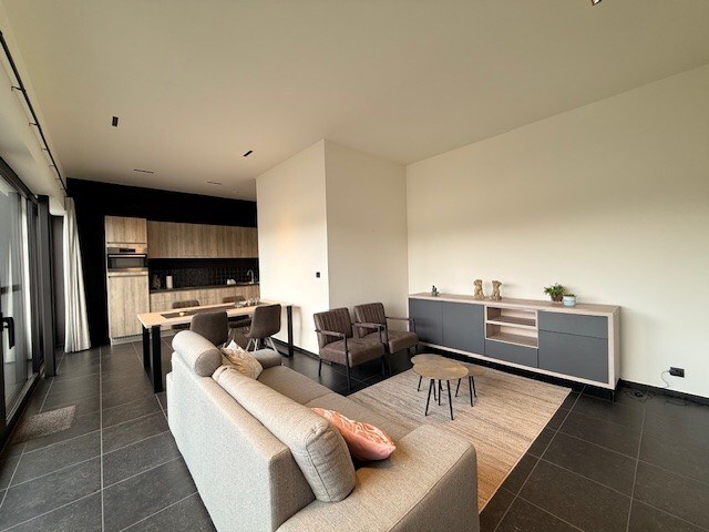 Nieuwbouwappartement met 1 slaapkamer, terras en autostandplaats te Maasmechelen. 