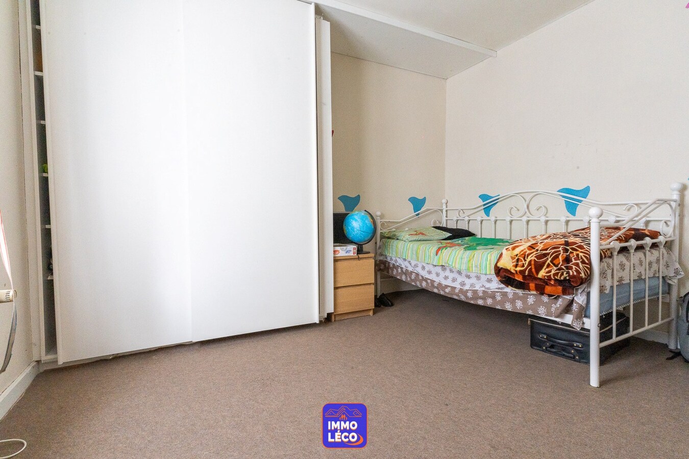 Maison avec beaux volumes et jardin. 