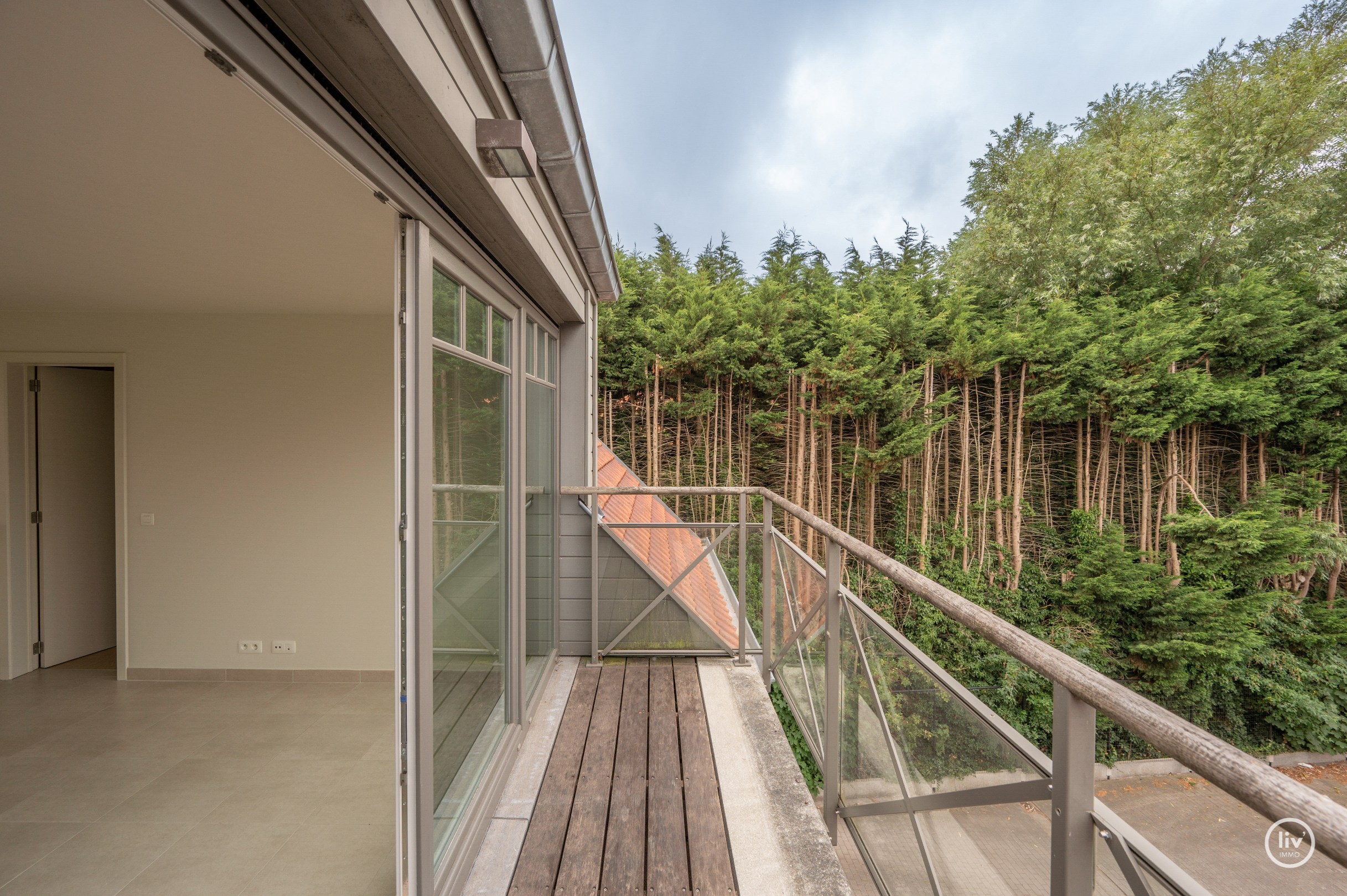 Appartement penthouse récemment rénové, situé au calme près du marché aux légumes. 