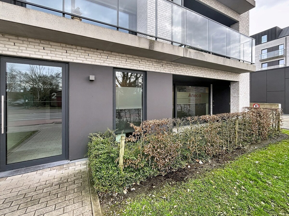 Commercieel kantoor op toplocatie in Aalter met 5 bureau ruimtes 