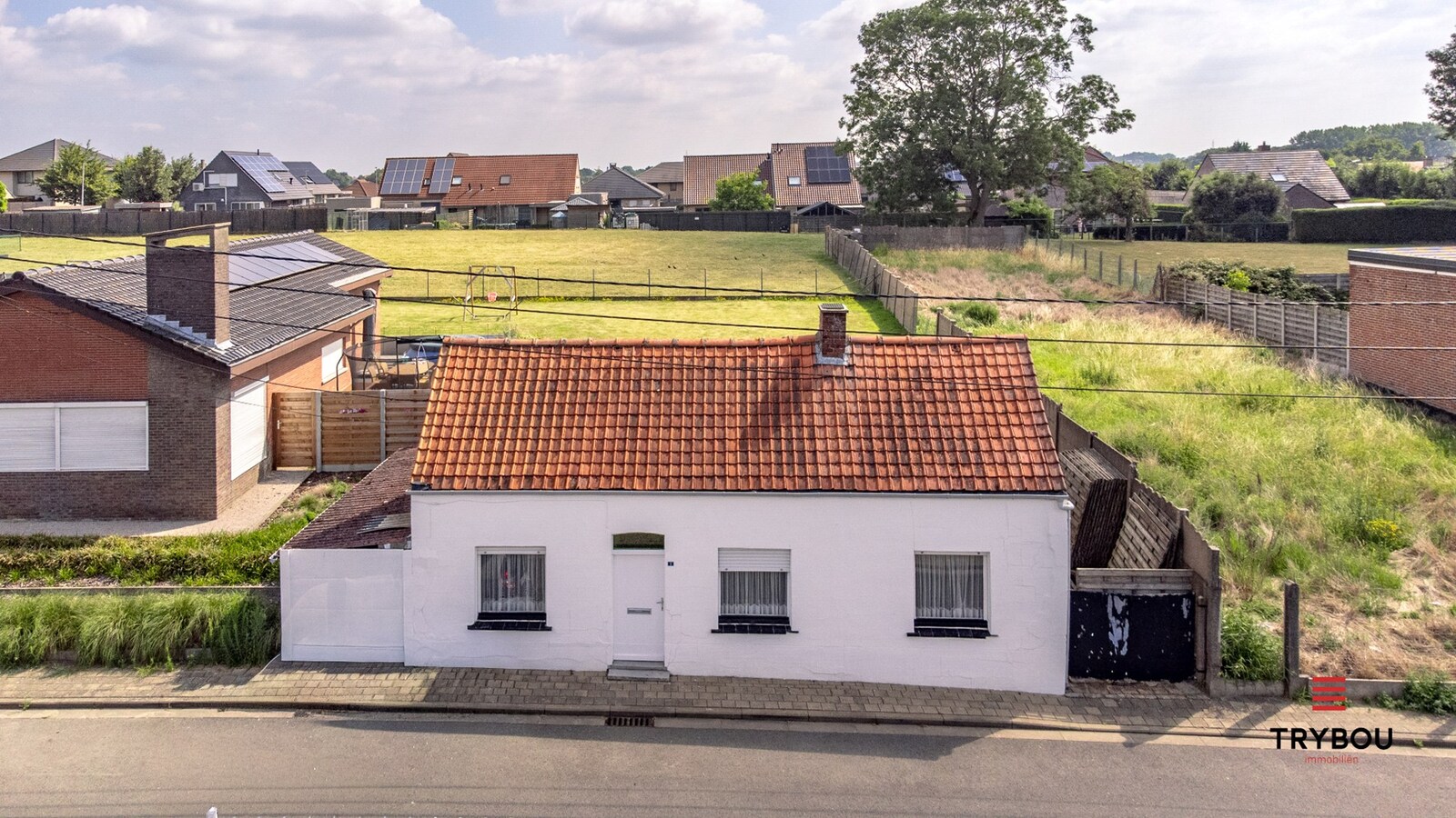 Te renoveren alleenstaande woning op een ruim perceel met tal van mogelijkheden! 