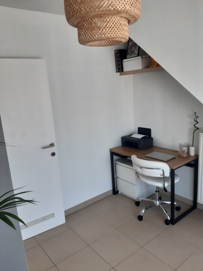 Lichtrijk dakappartement (geen vaste kosten). 