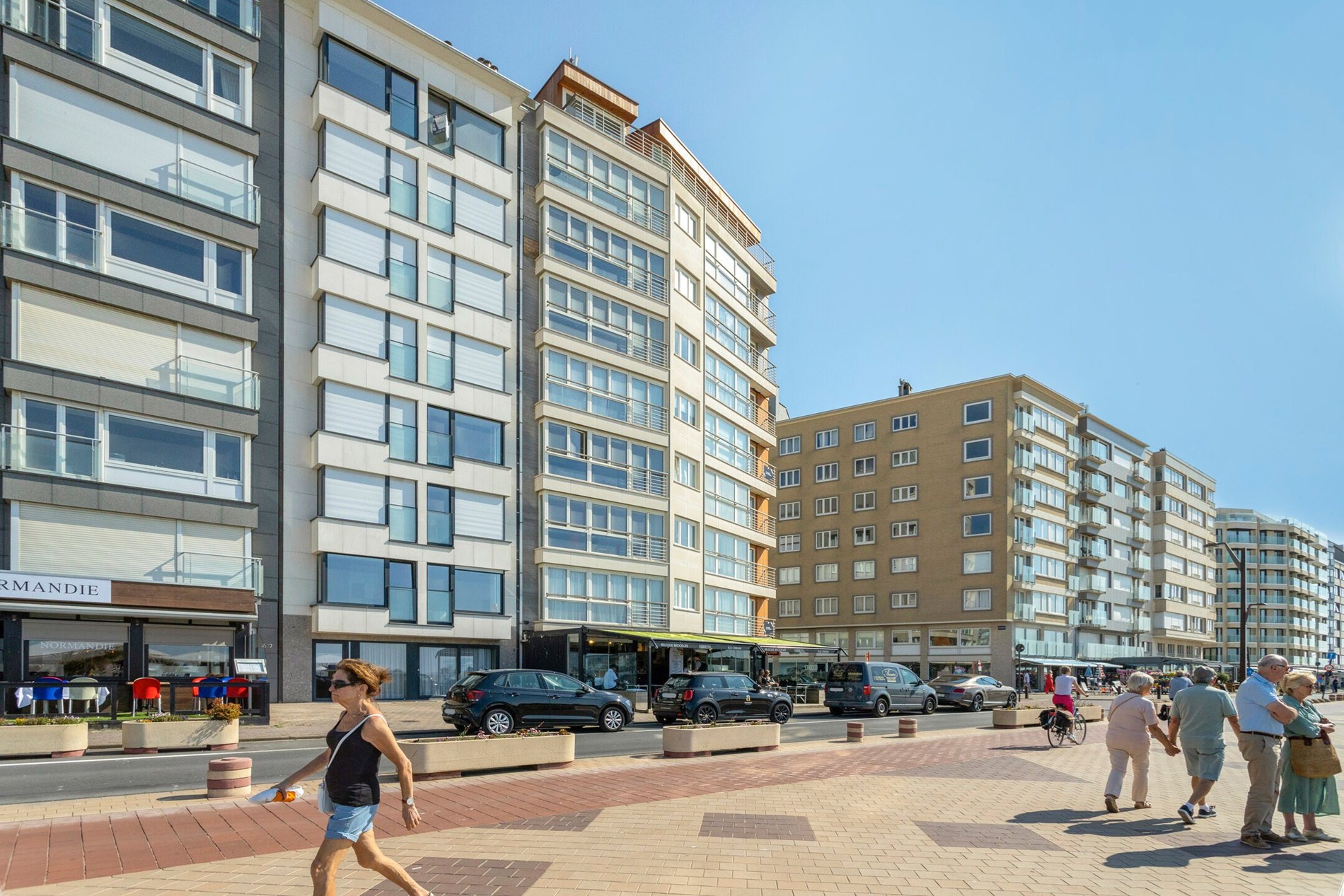 Appartement de vacances confortable et magnifiquement rénové avec vue frontale sur la mer, situé près de la place Rubens. 