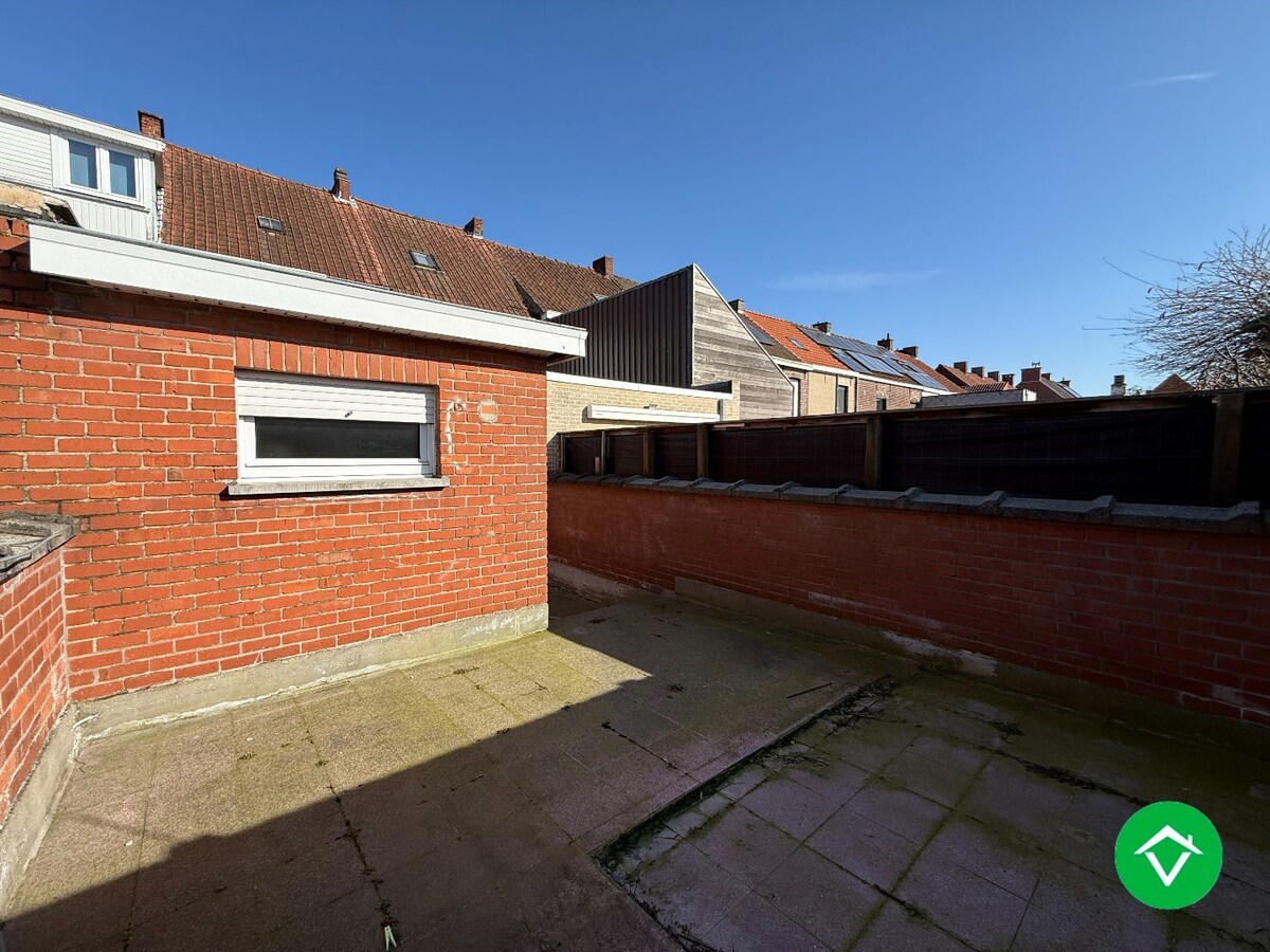 Instapklare rijwoning met 2 slaapkamers, zolder en koer in centrum Roeselare 